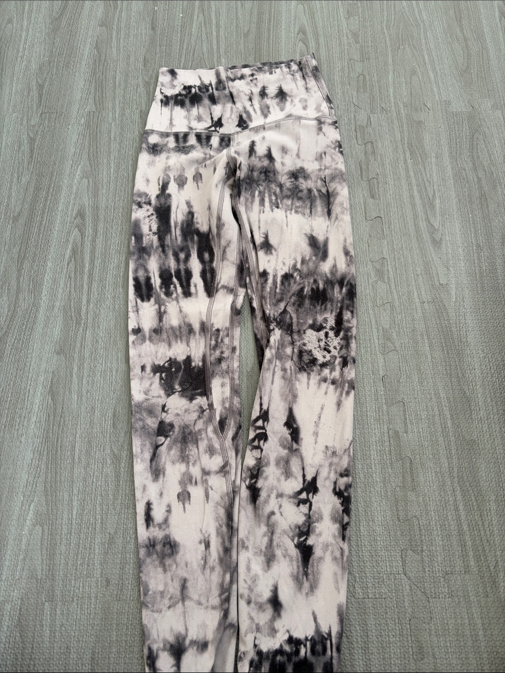 Women’s Lululemon Leggings - Size 0 - Black and White - Picture 5 of 5